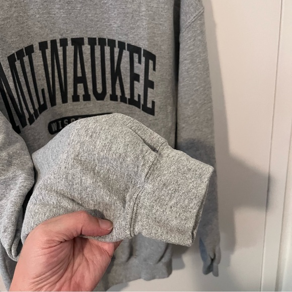 Milwaukee Wisconsin Gray Pullover Crewneck Sweatshirt Unisex Medium Gildan - Picture 4 of 10